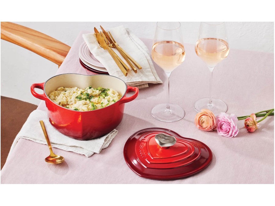 LE CREUSET Cocotte a cuore in ghisa vetrificata con pomello a cuore - ciliegia