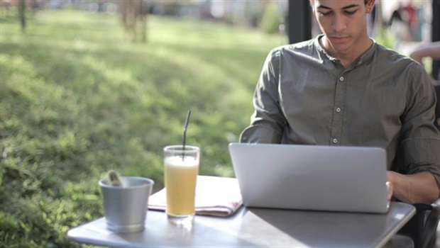 Studiare e fare smart working in giardino: l’ufficio si sposta nel tuo spazio esterno