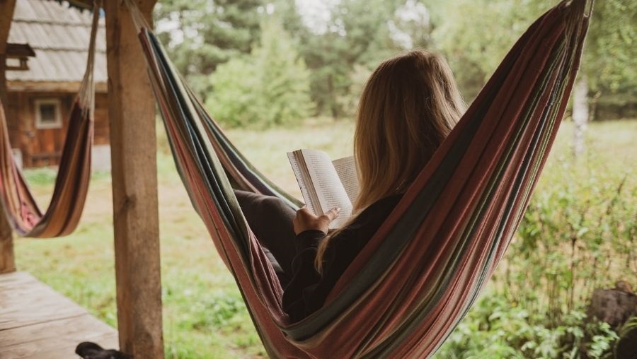 Idee zona relax giardino: come arredarla al meglio