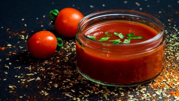 Spremitura e conserva di pomodoro fatta in casa, per gustare l'eccellenza del raccolto estivo