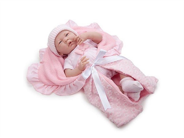 Neonato con copertina, biberon, portaciuccio e attestato di nascita