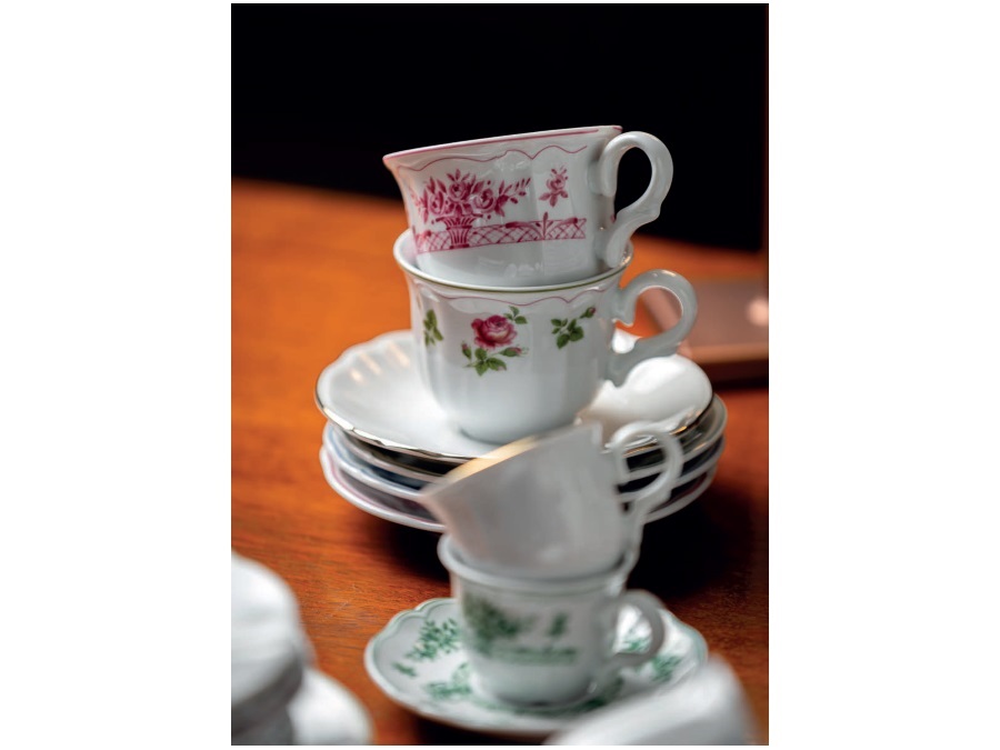 LE COQ NEOS ANTHIROS, Tazza da caffè bianca con bordo verde e fiori cl 10