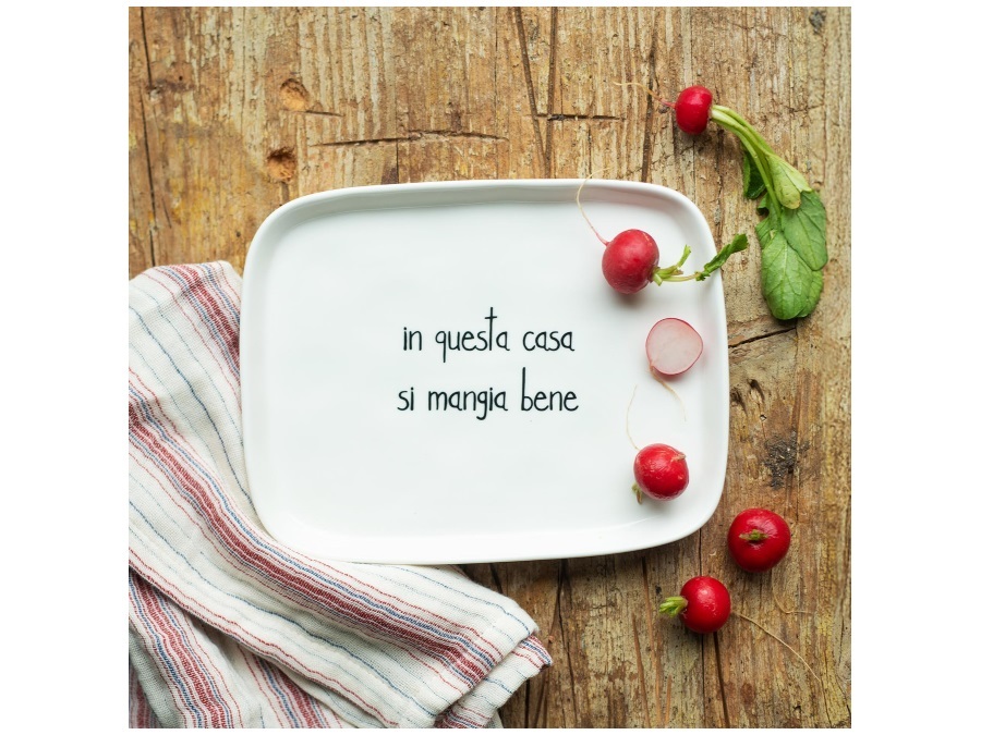 SIMPLE DAY LIVING & LIFESTYLE Piatto rettangolare In questa casa si mangia bene 20x15,5 cm