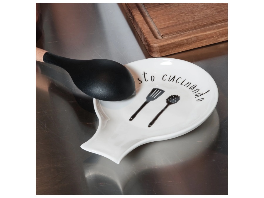 SIMPLE DAY LIVING & LIFESTYLE Poggiamestoli Sto cucinando