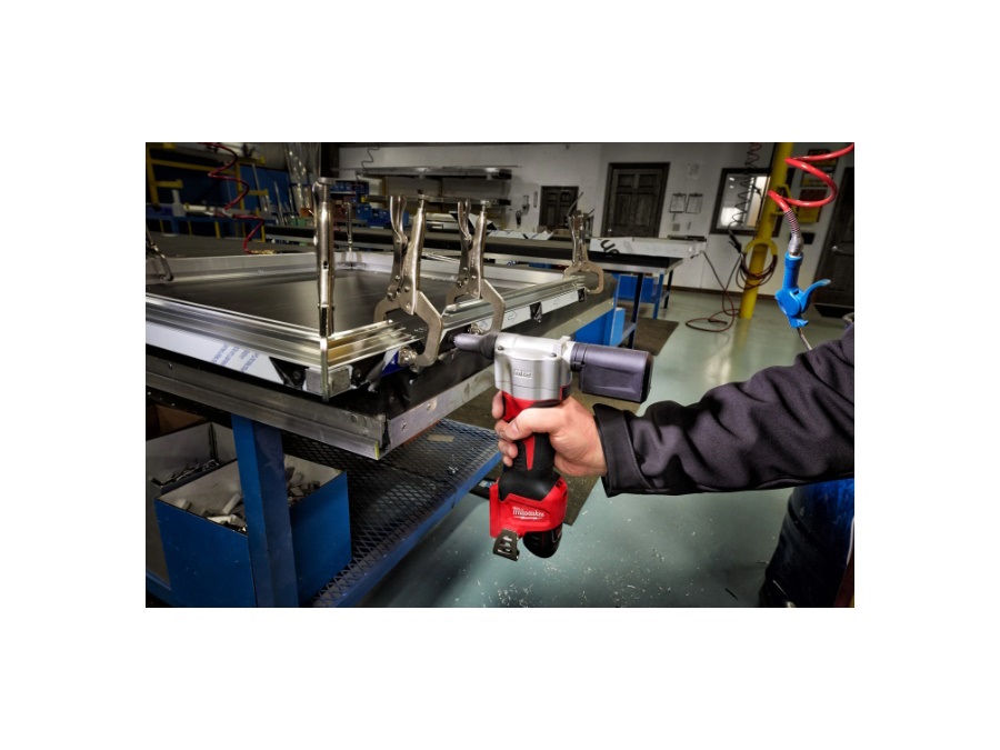 MILWAUKEE Rivettatrice compatta con 2 batterie, caricabatterie e borsa